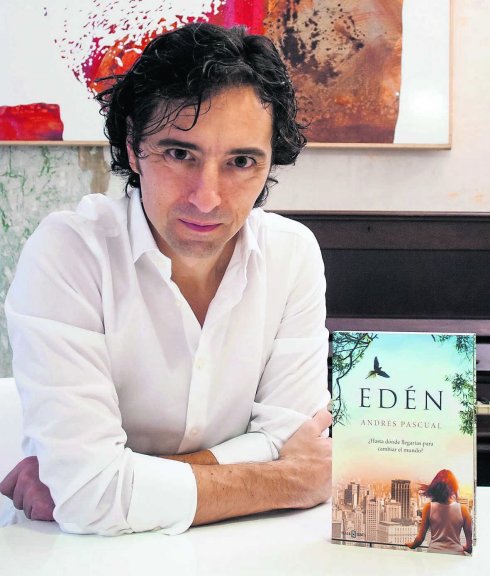 Andrés Pascual, junto a su última novela, 'Edén'. 