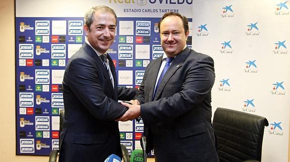 Manuel Bilbao y Menéndez Vallina estrechan las manos tras firmar el acuerdo. 