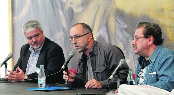 El biógrafo José V. Saval, el moderador Rubén Vega y el fundador de la Semana Negra, Paco Ignacio Taibo, ayer en la Carpa del Encuentro durante la mesa redonda sobre Manuel Vázquez Montalbán. 
