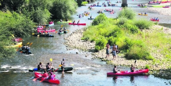 Cientos de canoas bajan el Sella cada día durante la actual temporada de verano, dado que es la actividad de turismo activo más demandada de la comarca. 