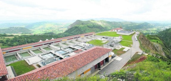 Una panorámica de la nueva planta potabilizadora de Cabornio, a la izquierda el valle de Las Caldas y, a la derecha, Soto de Ribera y al fondo Oviedo. 