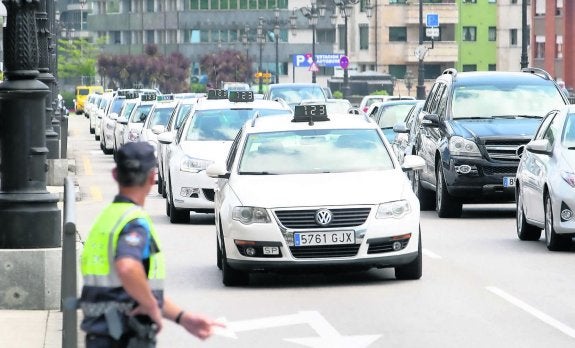 Mañana los taxis volverán a concentrarse en protesta por los transportes a La Cadellada. 