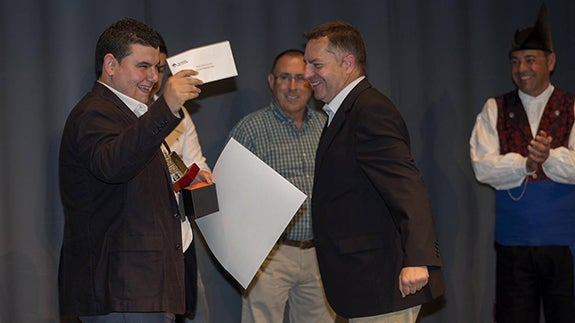 Los premiados del IV Concurso de Canción Asturiana de Siero posando ayer con los organizadores y colaboradores