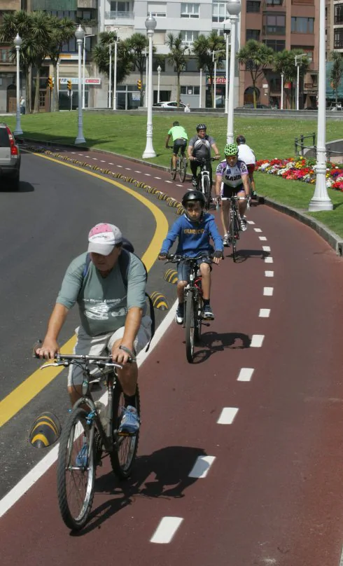 Un grupo de ciclistas ayer, circulando por el carril bici en la zona de El Náutico. 