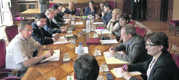 Inicio de la reunión de la Junta de Portavoces celebrada ayer en la Junta General. 