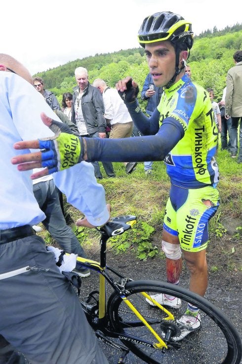 Contador se baja de su bicicleta tras romper la tibia e intentar seguir la etapa de ayer. 
