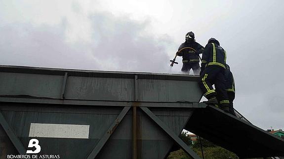 Arde un vagón de un tren de mercancías en la estación de El Berrón, Siero