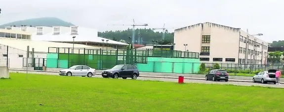 Instalaciones de la piscina municipal de Navia (izquierda) y del instituto Galileo Galilei, que podrían compartir el suministro de la planta. 