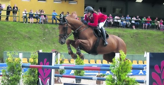 Paula Azofra, a lomos de L'Eclair du Moulin, en pleno esfuerzo para ganar la prueba grande del primer día de concurso en El Forcón. 