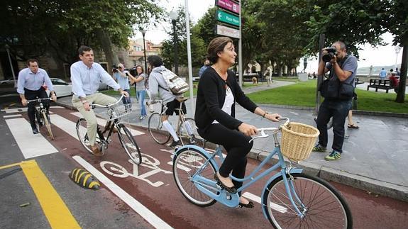 Moriyón, Felgueroso y Couto, recorriendo ayer el Muro en bicicleta. 