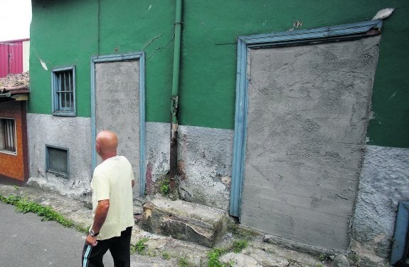 El alcalde de barrio, Julio Fueyo, en una de las calles donde han sido tapiadas las puertas. 