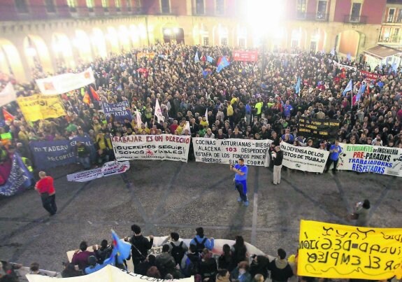 Una de las manifestaciones del frente común de empresas en crisis, en la plaza Mayor de Gijón. 