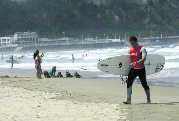 Un surfista, no de escuela, en la playa de Salinas. 