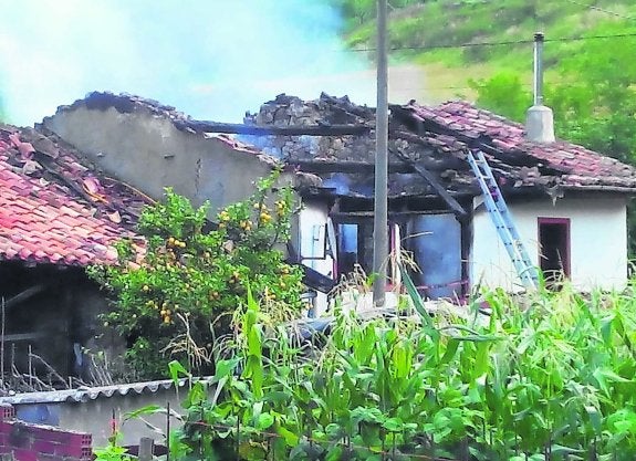 En la mañana de ayer seguía saliendo humo de la casa incendiada en la que falleció un vecino. 