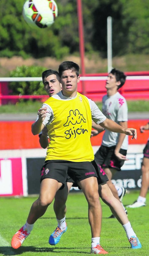 Jorge Meré, ayer, se dispone a controlar un balón ante la presencia de Carlos Castro. 