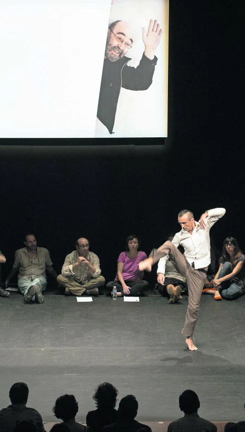 Asier Zabaleta baila ante la imagen del actor que presidió el acto. 