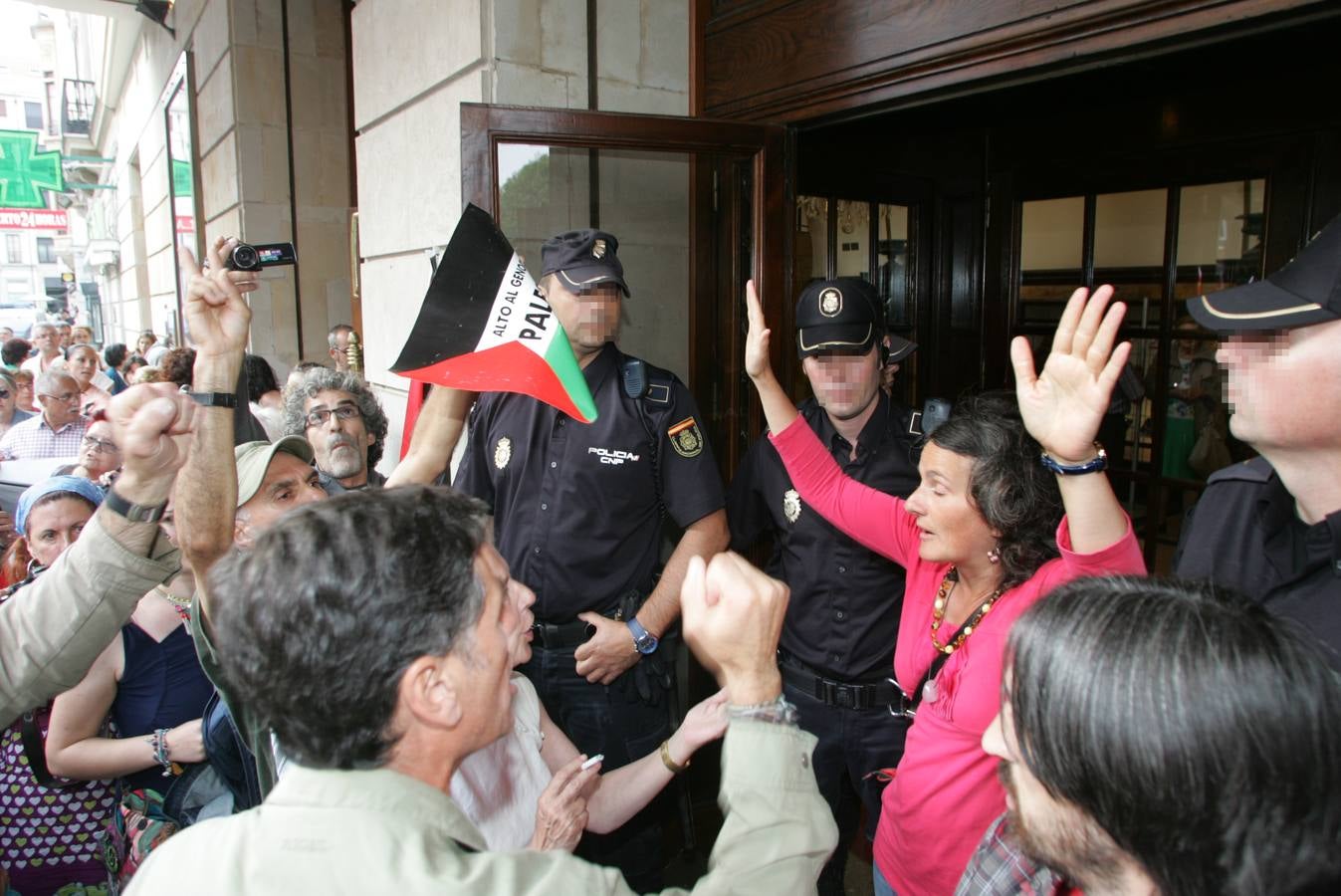 Protesta contra israel a las puertas del Jovellanos