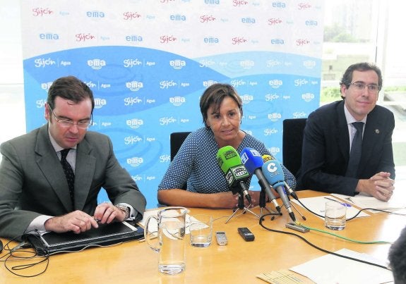 Pablo Álvarez Cachero, Carmen Moriyón y Fernando Couto, ayer en la sede de la EMA. 