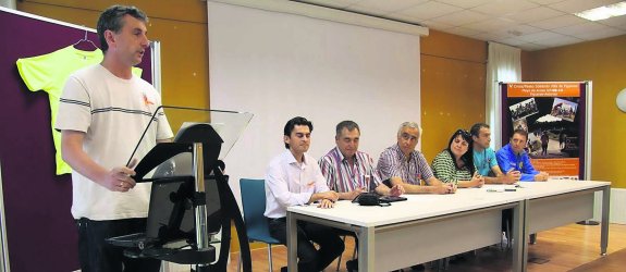 Fernando Quintana, Juan Manuel Sánchez, Fernando García, José Ángel Pérez, Amalia Franco, Luis Fernández y José Manuel González Castrillón, durante la presentación del Cross en Figueras. 