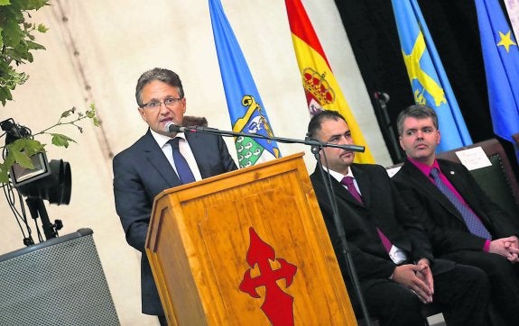Víctor Cabal, a la izquierda, ayer, durante la lectura del pregón de las fiestas. 