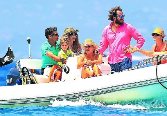 La familia a bordo de una lancha con la bandera pirata.