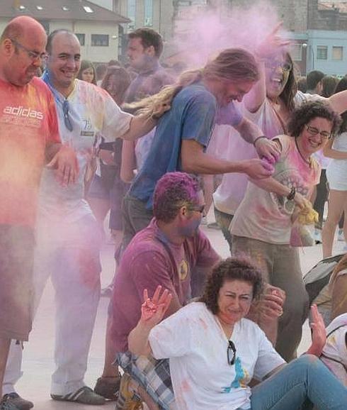 Miles de personas se tiñen de color en el El Holi Party en Avilés