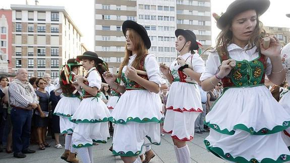 Demostración folclórica en el Muro
