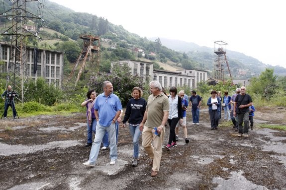 El primer grupo de visitantes, ayer por la mañana, junto al pozo Santa Bárbara. 