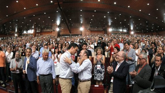 Pedro Sánchez saluda a Rubalcaba, con la delegación asturiana en primera fila. Entre ellos, Jesús Gutiérrez, María Luisa Carcedo, Adriana Lastra, Javier Fernández y Adrián Barbón. 