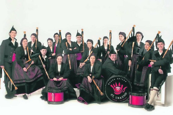 La formación de gaitas y tambores asturiana El Trasno, al completo. 