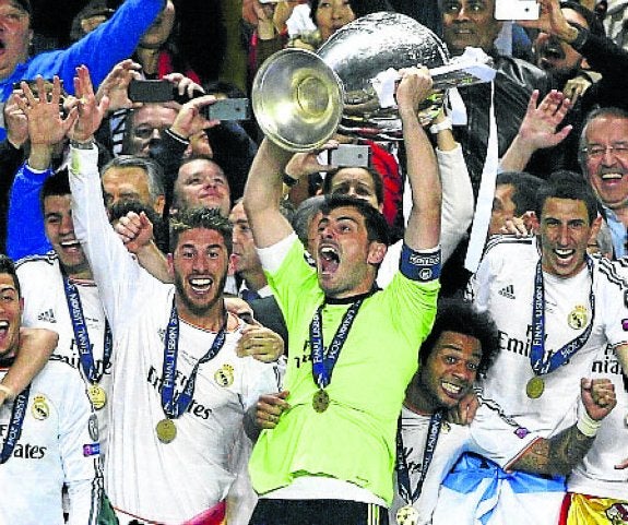 Casillas levantó la décima. 