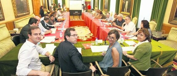 En primer término, Alejandro Roces, Fernando Couto, Carmen Moriyón y Lucía García, al inicio de la reunión del Consejo Social. 