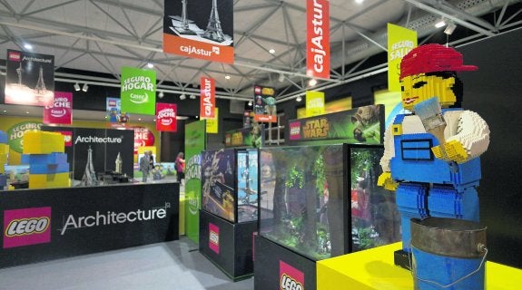 El universo Lego, dividido en cuatro zonas, invade el pabellón de Cajastur. 