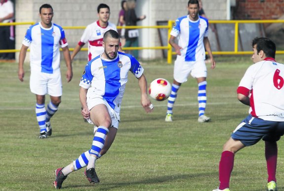 Pascual se lleva el balón elevándolo ante el exfutbolista del Real Avilés juvenil, Didier, con Geni, Jony y Adrián León detrás. 