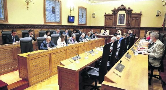 Vista general del salón de Plenos donde destacan los dos asientos libres al lado del único edil de IU, Francisco Santianes. 