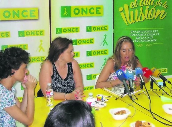 De izquierda a derecha, Susana García, discapacitada visual; María Yobanka, presidenta del Consejo Territorial de la ONCE, y Matilde Gómez, delegada territorial . 