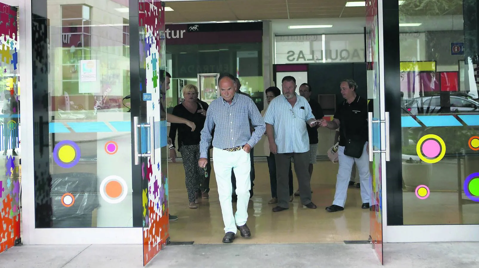 El gijonés Isidro Álvarez entra en el recinto Luis Adaro a las once en punto de la mañana nada más abrirse las puertas.