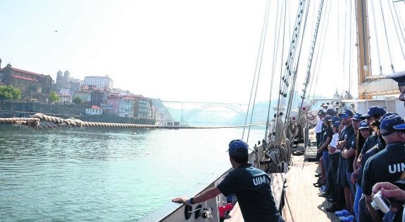 El 'Creoula' surca el Duero, con el puente de Don Luis al fondo. 