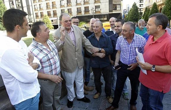 Acto de entrega del bolígrafo a Antonio Masip.  