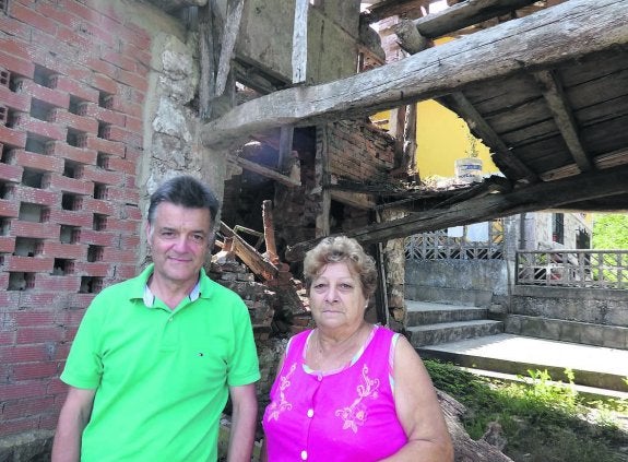 Gallego y Pastor ante el edificio en ruinas de sus desvelos . 