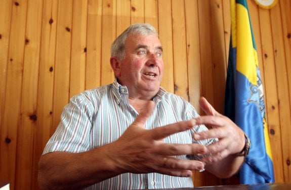 Francisco Javier Parajón, en un momento de la entrevista, en su despacho del Ayuntamiento de Sariego. 