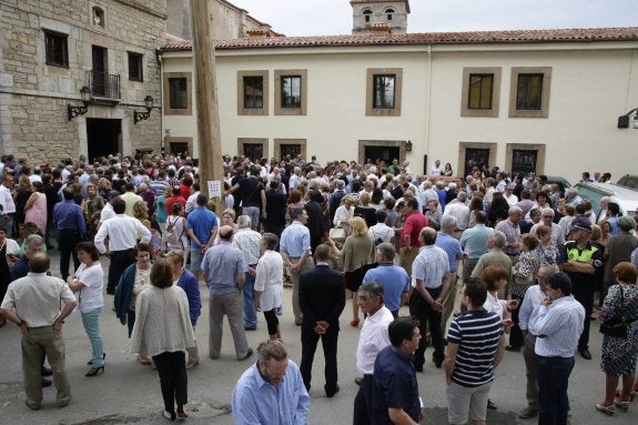 Cientos de personas se quedaron ayer fuera de la iglesia de Celorio durante el funeral. 
