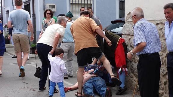 El herido, socorrido en un primer momento por los vecinos. 