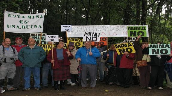 La plataforma contra la mina de Salave rechaza el informe que autoriza la explotación por estar «vinculado» a Asturgold