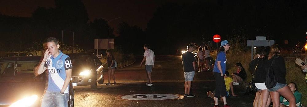 Jóvenes en la carretera tras ser desalojado el tren.