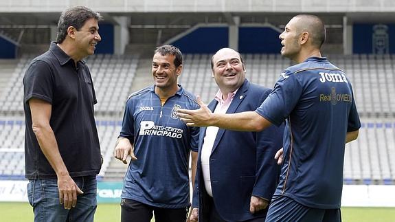 Arturo Elías charla hoy en el Tartiere con el portero Esteban; el alcalde de Oviedo, Agustín Iglesias Caunedo; y el capitán, Cevero. 