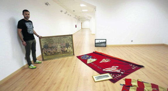 El periodista Pablo García Cuervo posa con algunos objetos de la historia del Sporting en el espacio reservado para el museo, en el primer piso de la tribuna Oeste. 