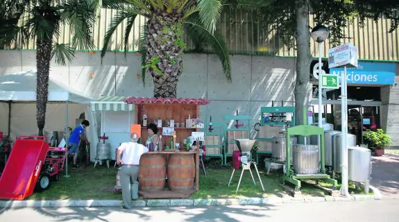 Todo lo necesario para elaborar nuestra propia sidra está disponible en el estand de los Moriyón, situado en el exterior del Pabellón de las Naciones. :: FOTOGRAFÍAS: JOSÉ RAMÓN NAVARRO