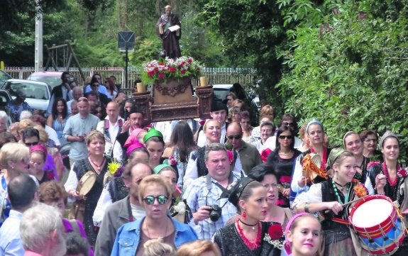 Rodeadas por un elevado número de devotos, las andas del santo recorrieron las calles del pueblo. 