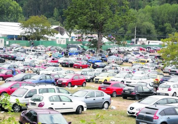 El festival Aquasella, al que acuden miles de personas, genera problemas en el acceso al pueblo cangues de Coviella. 